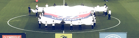 Porte le maillot de l’OL sur la pelouse Porte le maillot de l’OL sur la pelouse