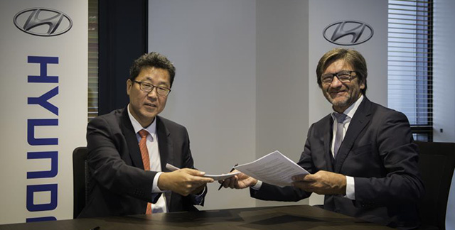 Kyoobok Lee, Président de Hyundai Motor France et Jean-Claude Puerto-Salavert, fondateur et PDG d’UCAR Kyoobok Lee, Président de Hyundai Motor France et Jean-Claude Puerto-Salavert, fondateur et PDG d’UCAR